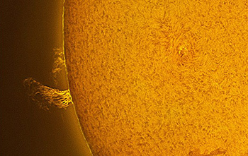 Esplosioni di luce sul Sole e ... sulla Terra