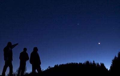 Luna a 'barchetta', ci sorride