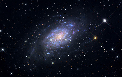 NGC 2403: La banalità di essere unici